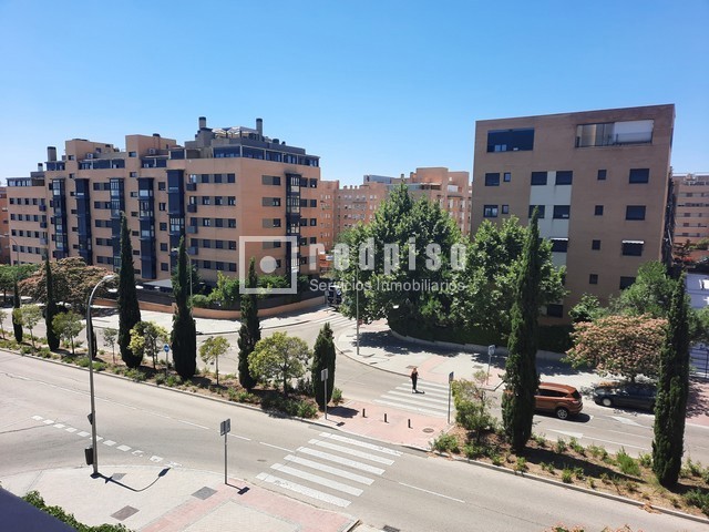 Piso en venta en calle De Isabel Clara Eugenia, Madrid, Madrid 27/29