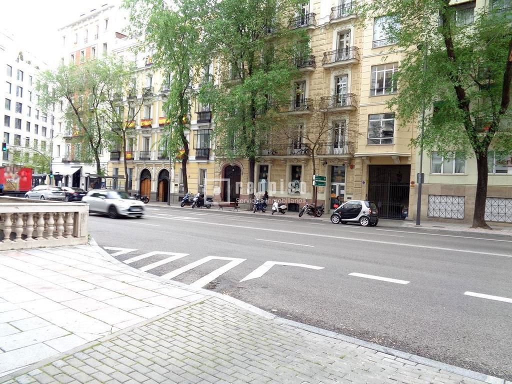 Garaje en venta en calle De Almagro, Madrid, Madrid 2/9