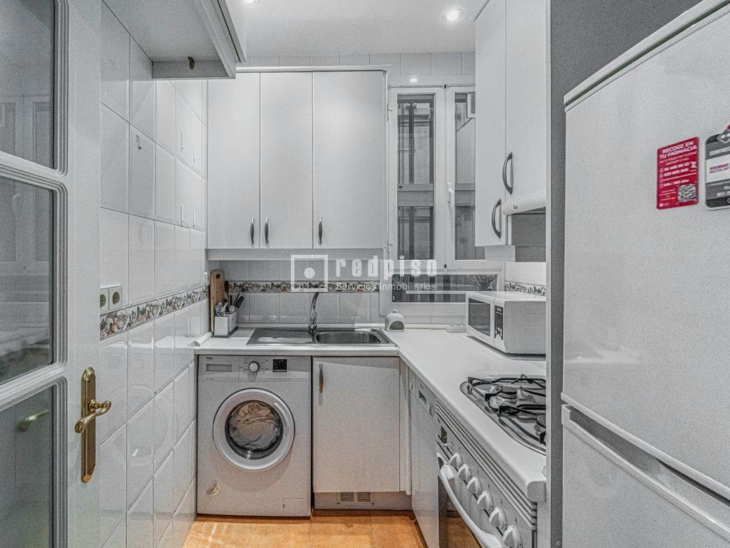 Piso en alquiler en calle De María De Guzmán, Chamberí, Madrid 9/29