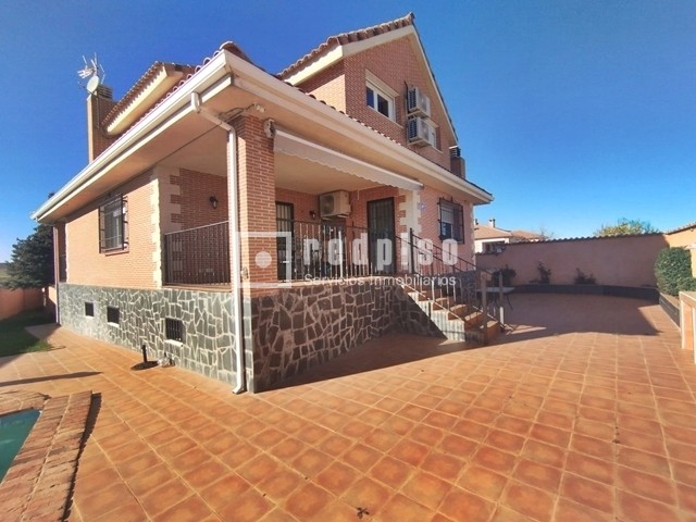 Casa en venta en calle De Coruña, Torrejón Del Rey, Guadalajara 54/64