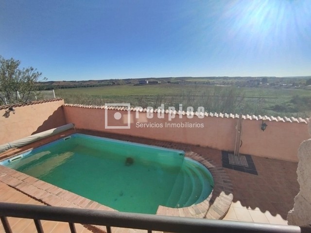 Casa en venta en calle De Coruña, Torrejón Del Rey, Guadalajara 63/64