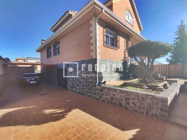 Casa en venta en calle De Coruña, Torrejón Del Rey, Guadalajara 56/64