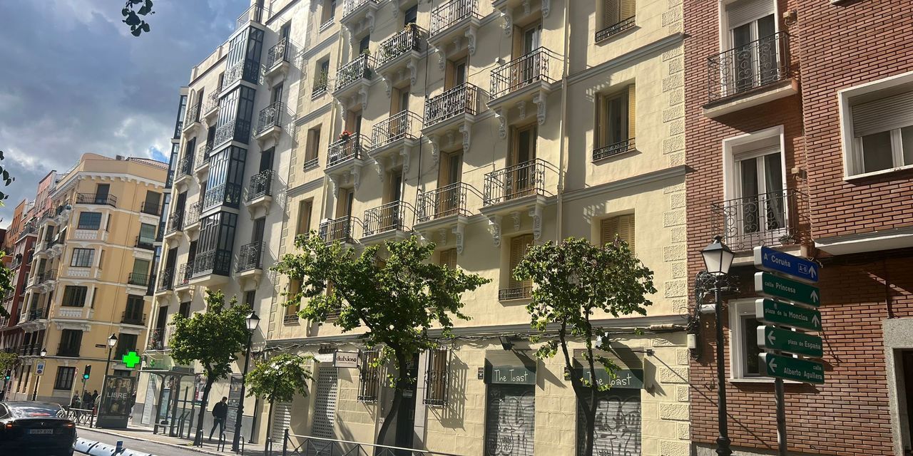 Piso en venta en  calle de Fernando el Católico, Madrid  1/1