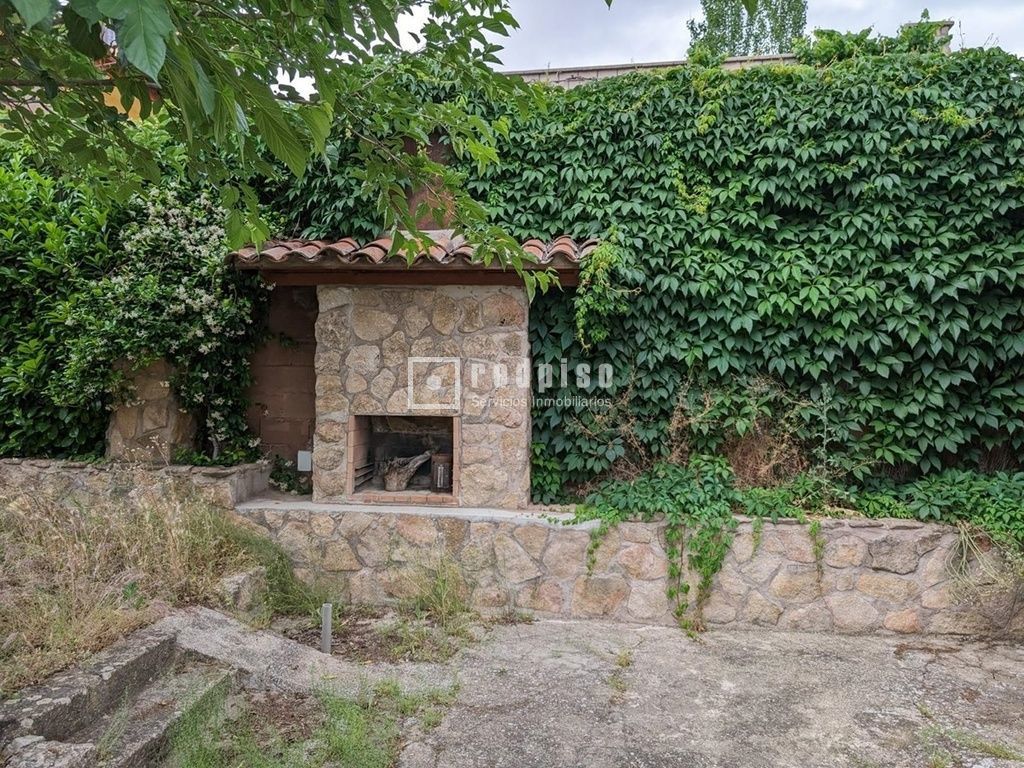 Casa en venta en  calle de San Bartolomé, Navaluenga, Ávila  15/18
