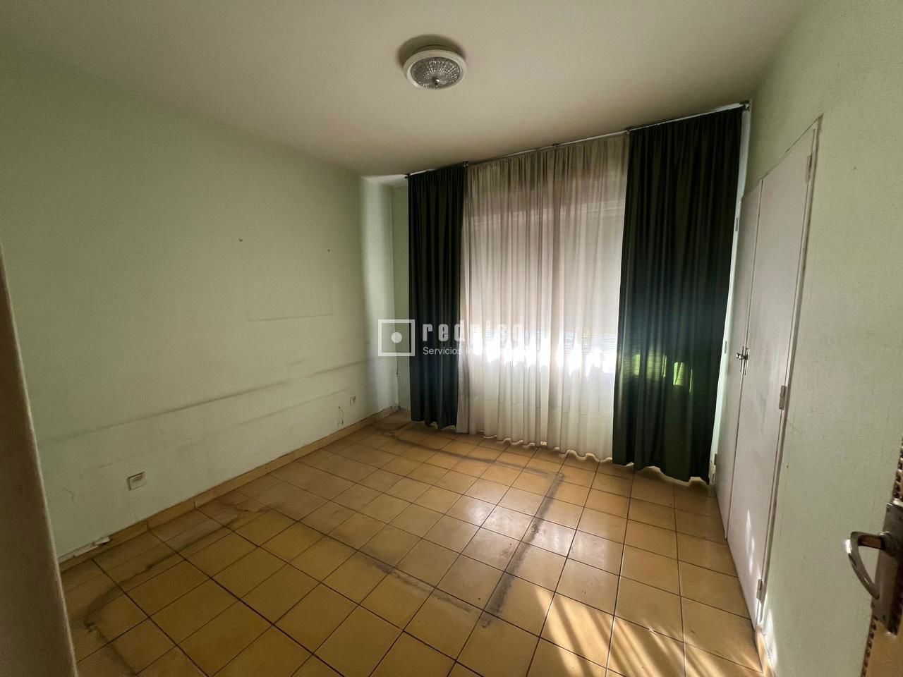 Piso en venta en calle De Illescas, Latina, Madrid 5/16