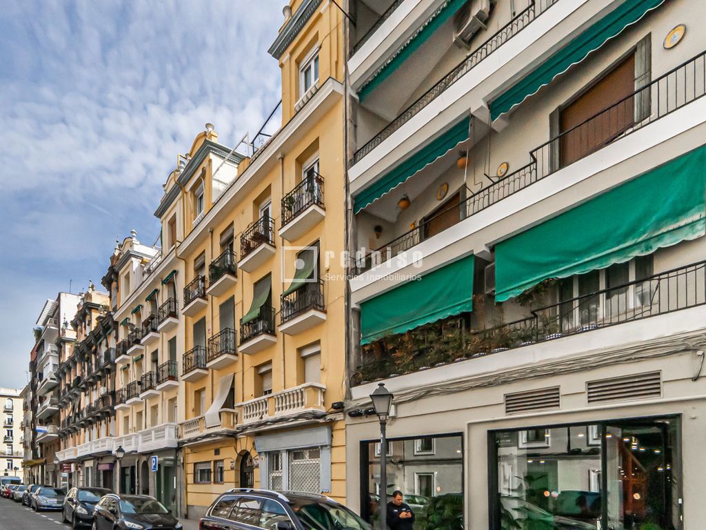Piso en venta en  calle del Cardenal Cisneros, Madrid  1/1