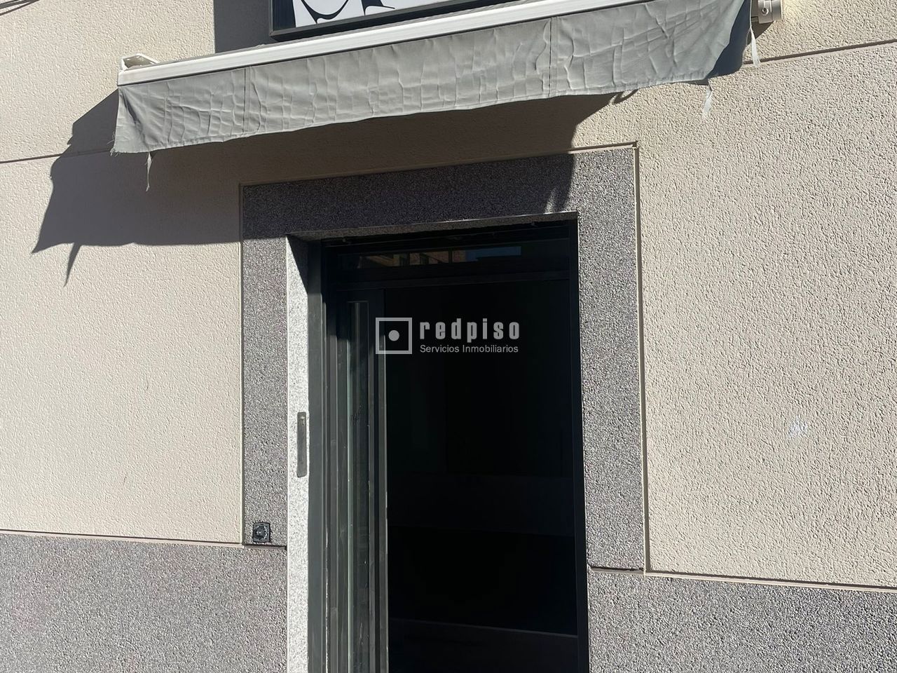 Local en alquiler en  calle de Carolina Coronado, Madrid  1/1