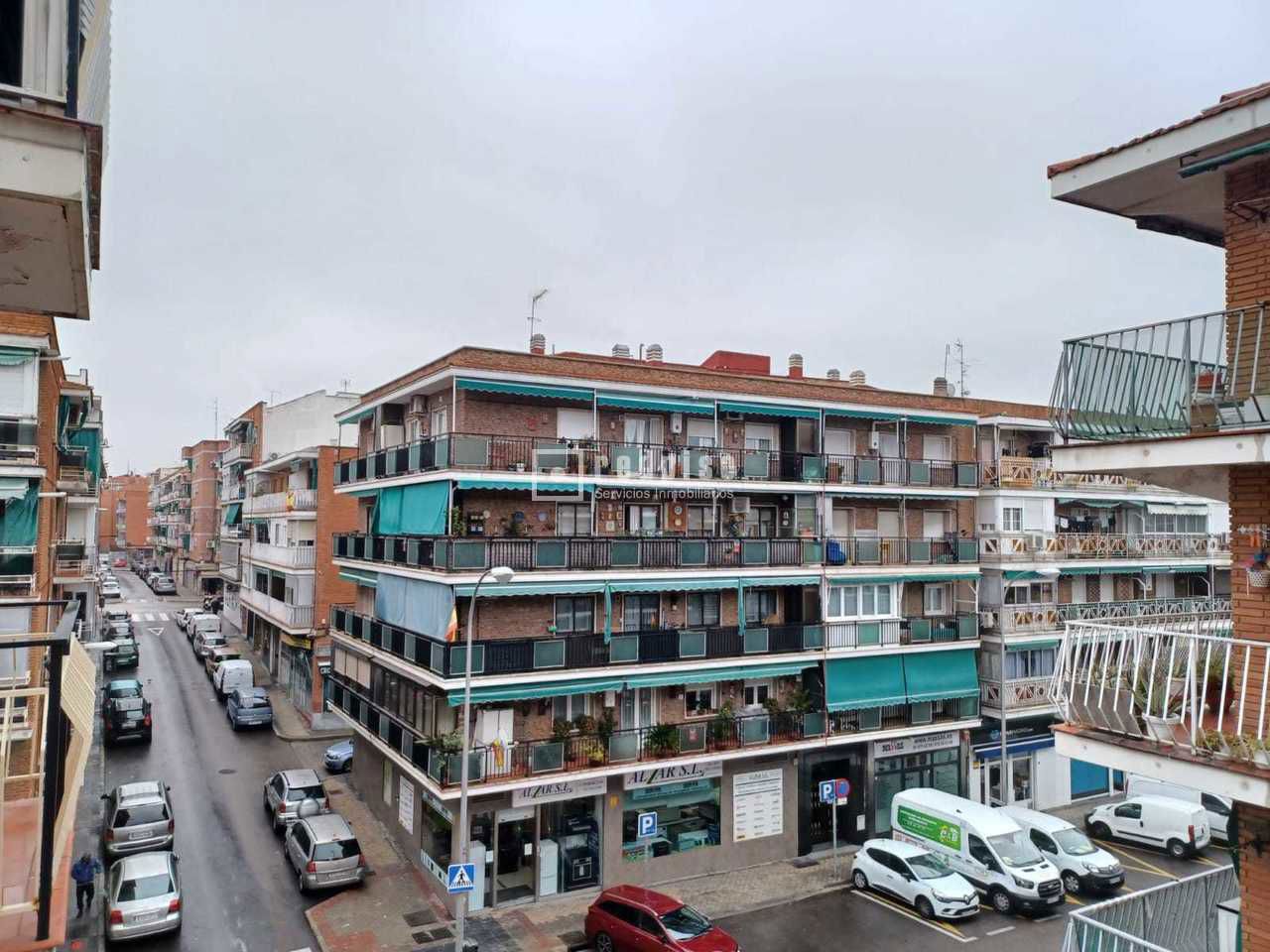 Piso en venta en  calle de Gonzalo de Berceo, Madrid  1/1