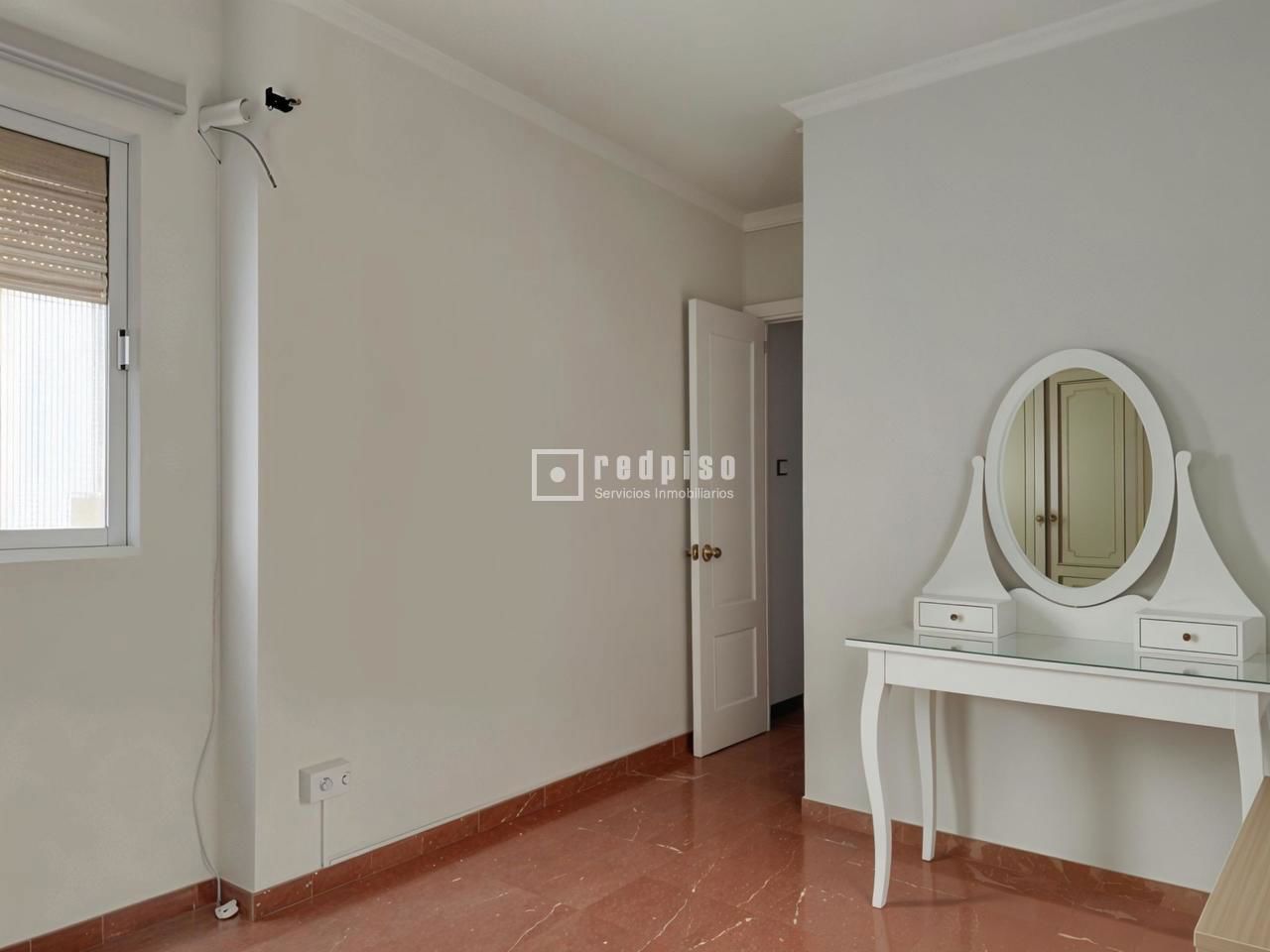 Piso en alquiler en  calle de San Vicente de Paúl, Sevilla  27/36