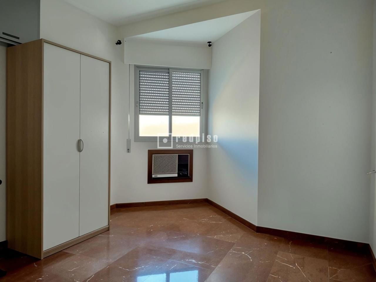 Piso en alquiler en  calle de San Vicente de Paúl, Sevilla  21/36