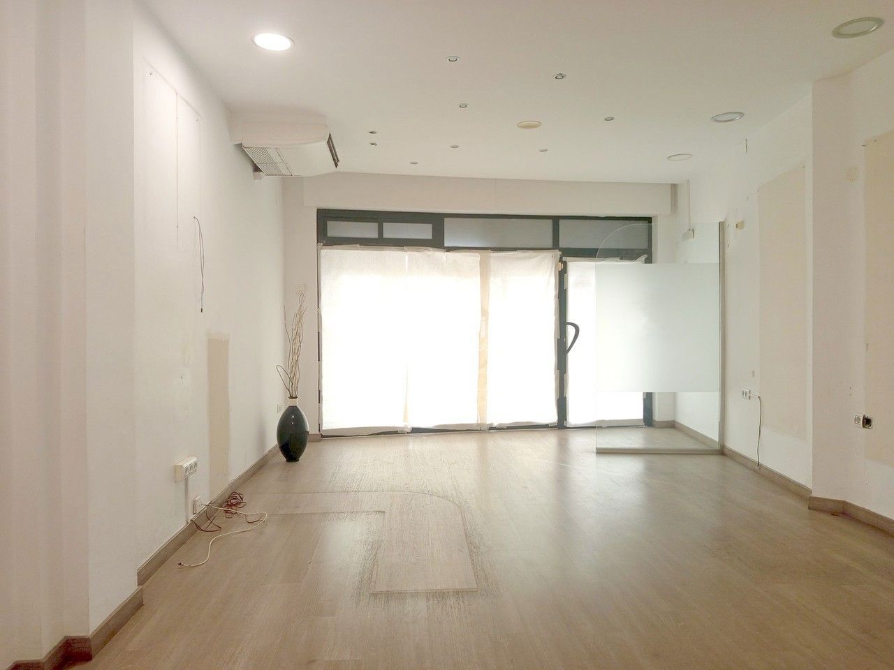 Local en venta en  calle de San Vicente de Paúl, Casco Antiguo, Sevilla  4/45