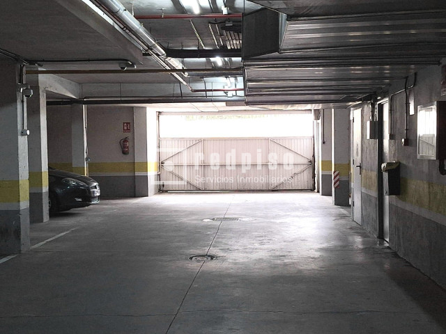 Parking en venta  calle Complutense, Alcalá de Henares, Madrid  2/4