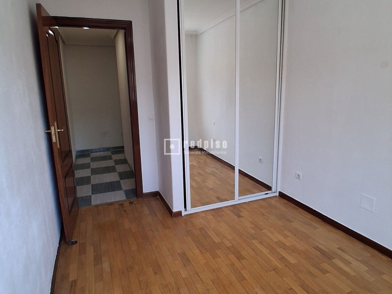 Piso en venta en  calle de la Laguna, 20, Valladolid  12/25