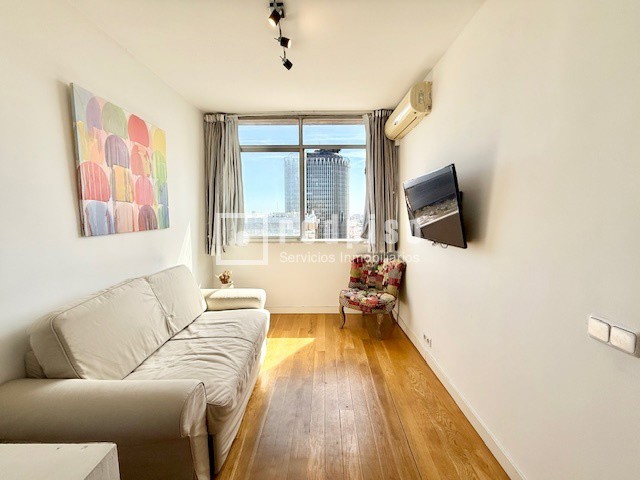 Piso en alquiler en  avenida del General Perón, Madrid  1/1