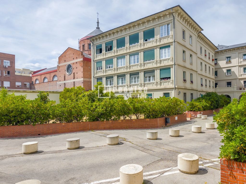 Piso en venta en  calle de Antonio Toledano, Madrid  1/1