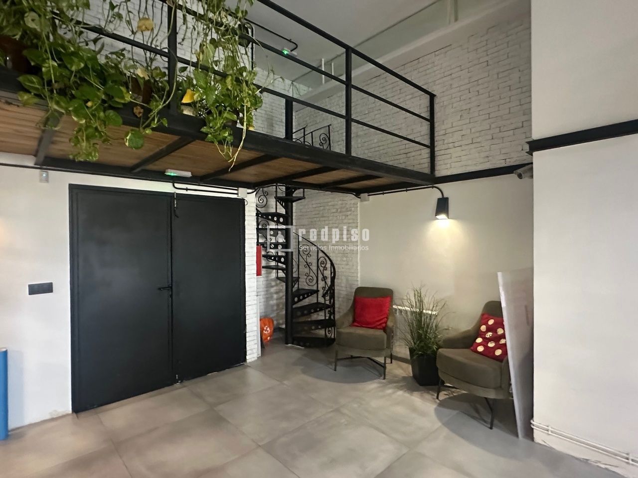 Local en alquiler en  calle de Isabel Colbrand, Madrid  19/21