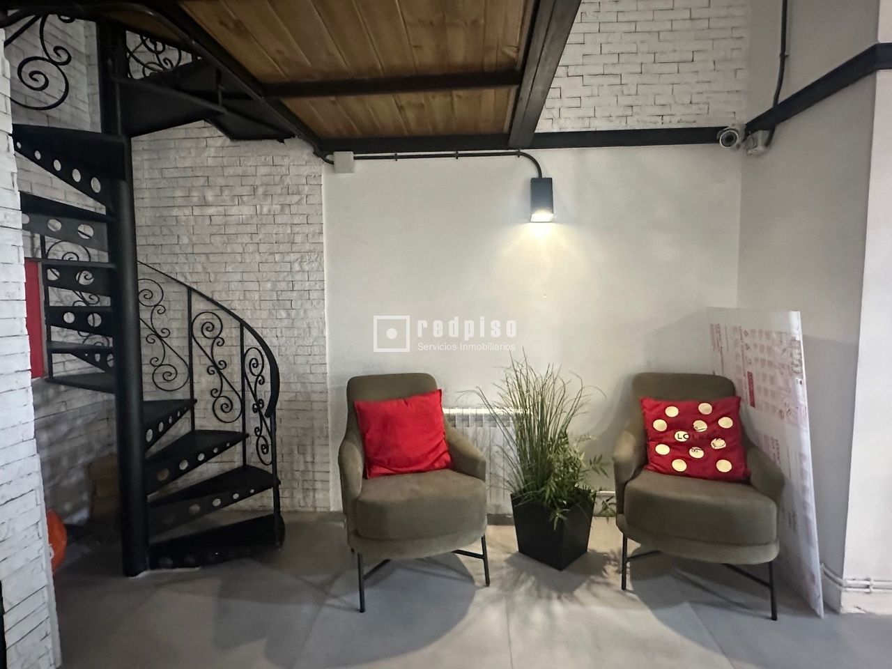 Local en alquiler en  calle de Isabel Colbrand, Madrid  3/21