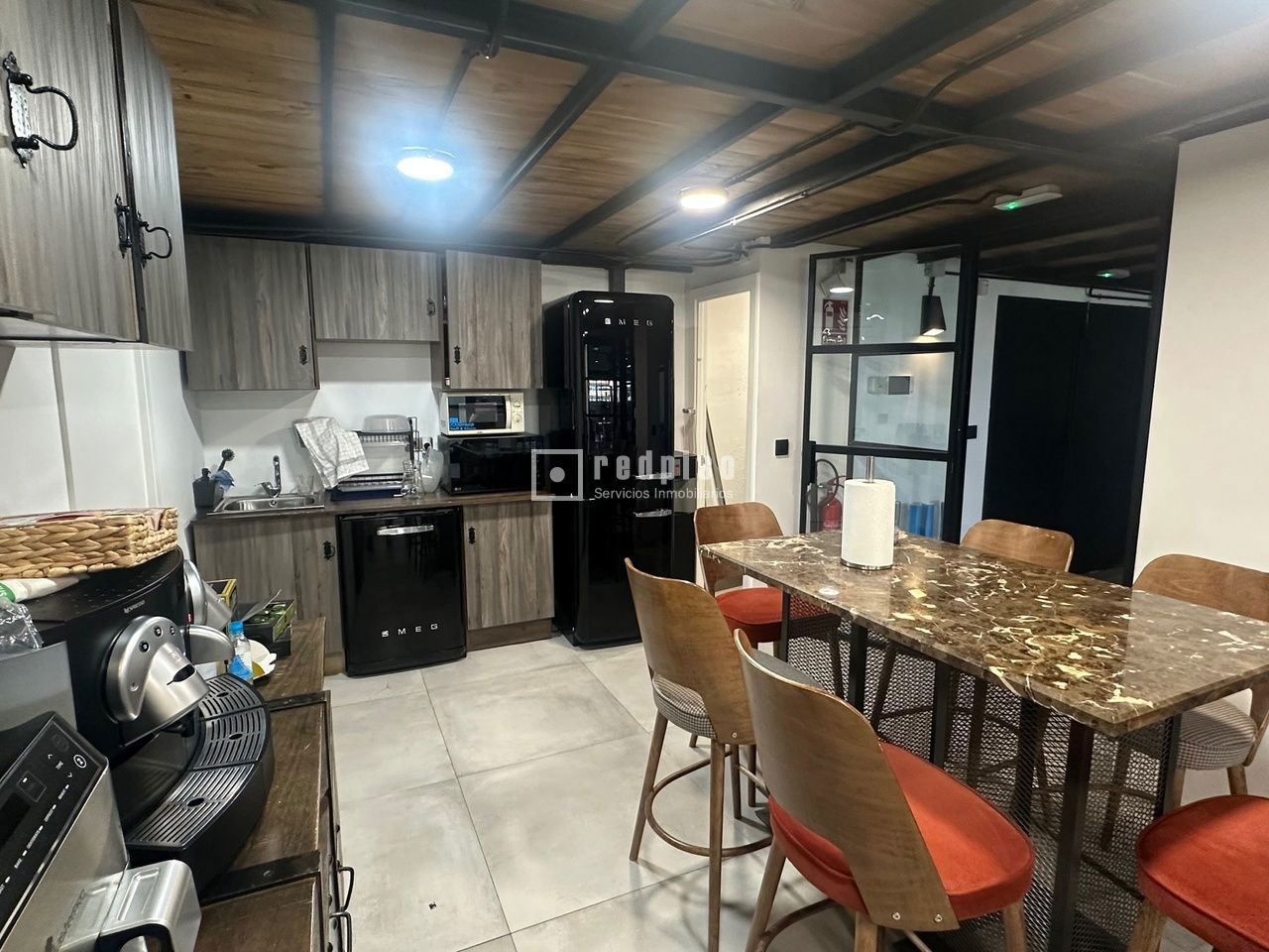 Local en alquiler en  calle de Isabel Colbrand, Madrid  20/21