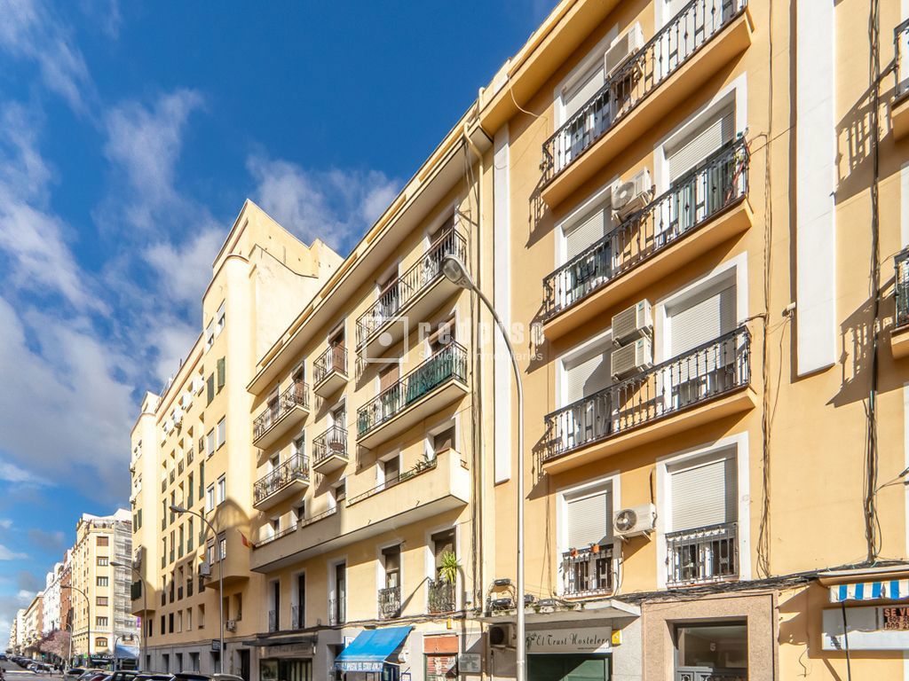 Piso en venta en  calle de Viriato, Madrid  1/1