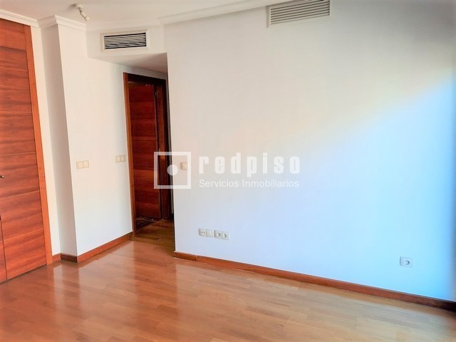 Piso en alquiler en  avenida de Isabel de Valois, Madrid  4/17