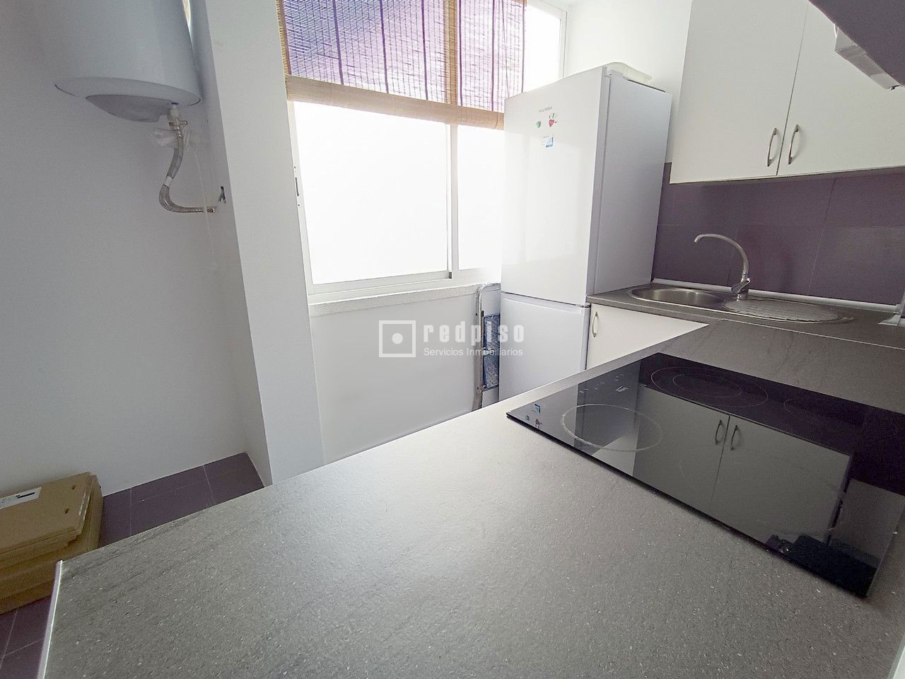 Piso en alquiler en  calle de Sor Milagros, Sevilla  10/26