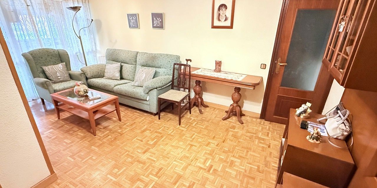 Piso en venta en  calle de José de Cadalso, Latina, Madrid  1/1