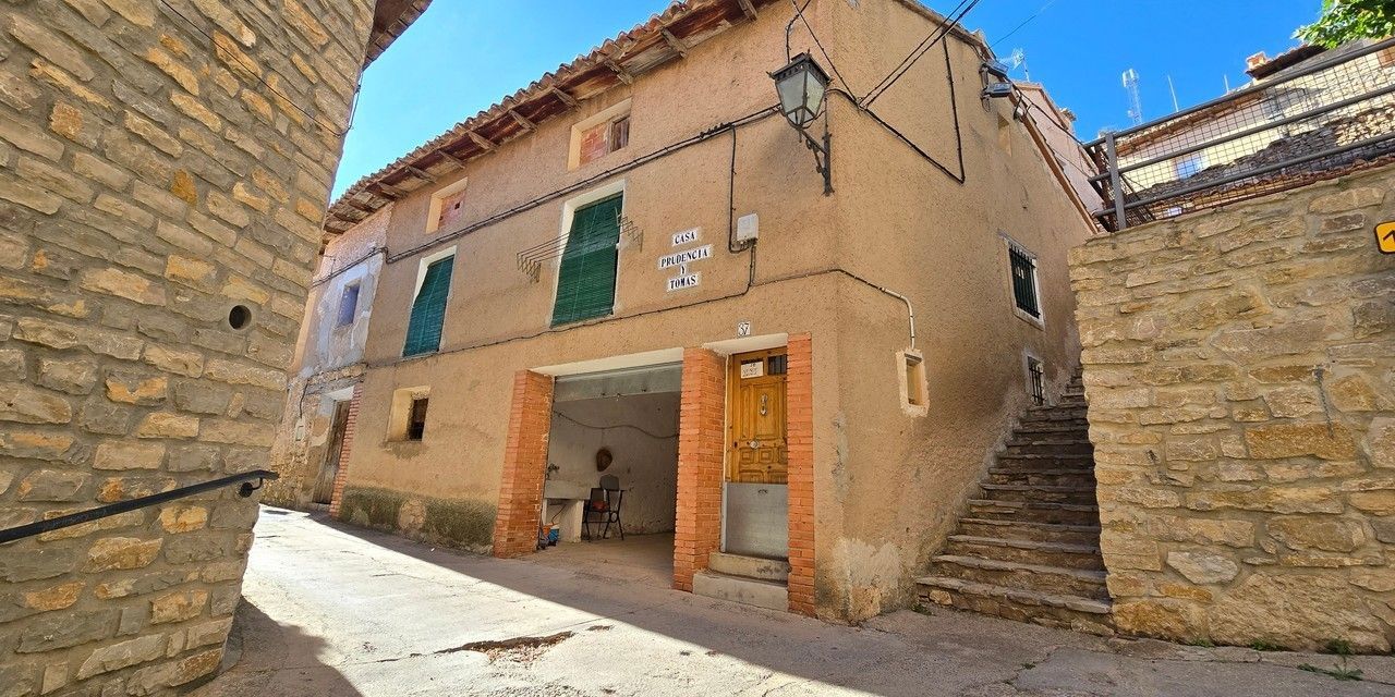 Casa en venta en  Allepuz, Teruel  1/43