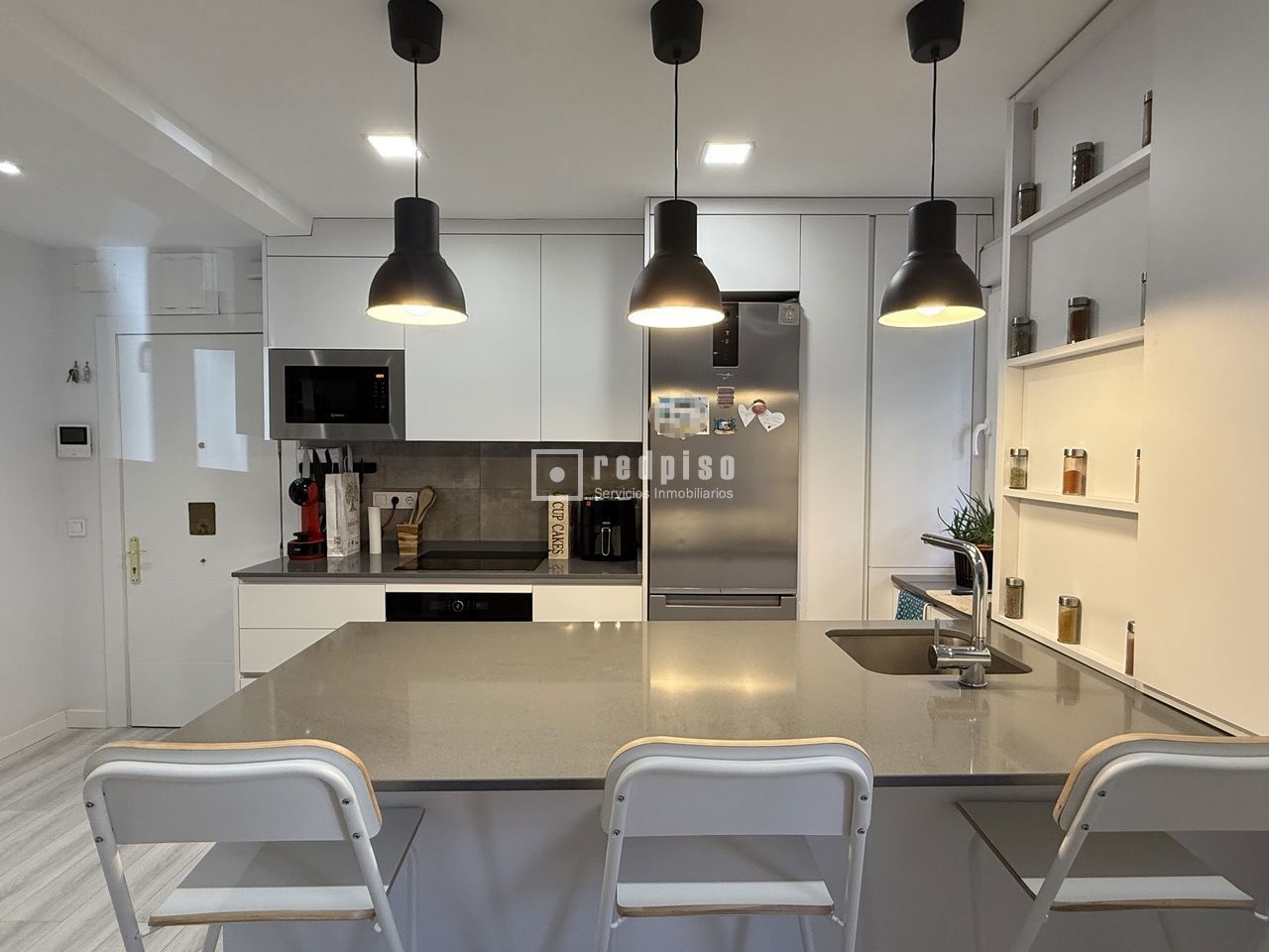 Piso en venta en calle Del Doctor Blanco Soler, Latina, Madrid 11/27