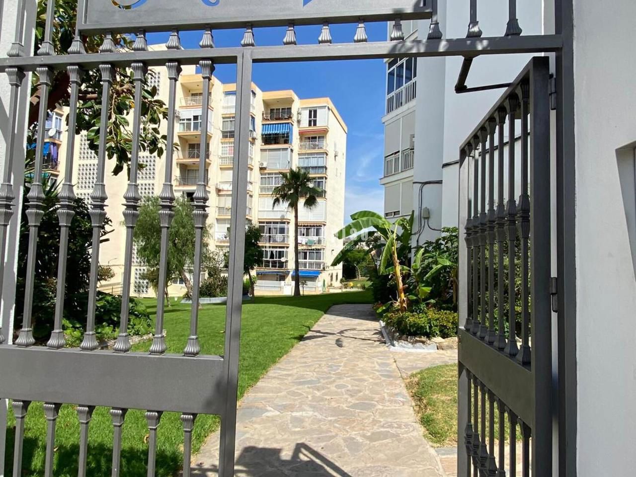 Piso en alquiler en  calle de los Hermanos Álvarez Quintero, La Cala del Moral, Málaga  26/34