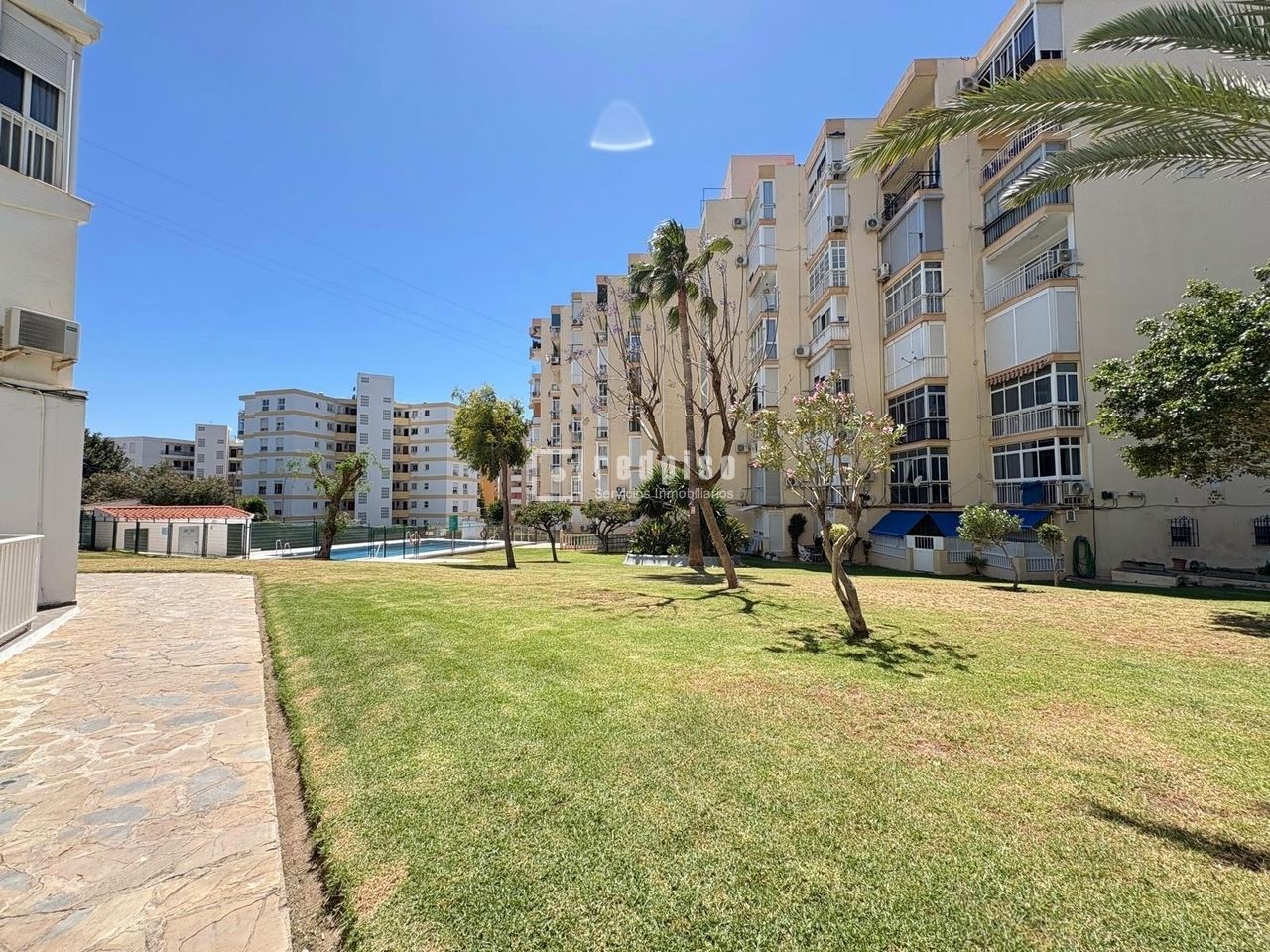 Piso en alquiler en  calle de los Hermanos Álvarez Quintero, La Cala del Moral, Málaga  34/44