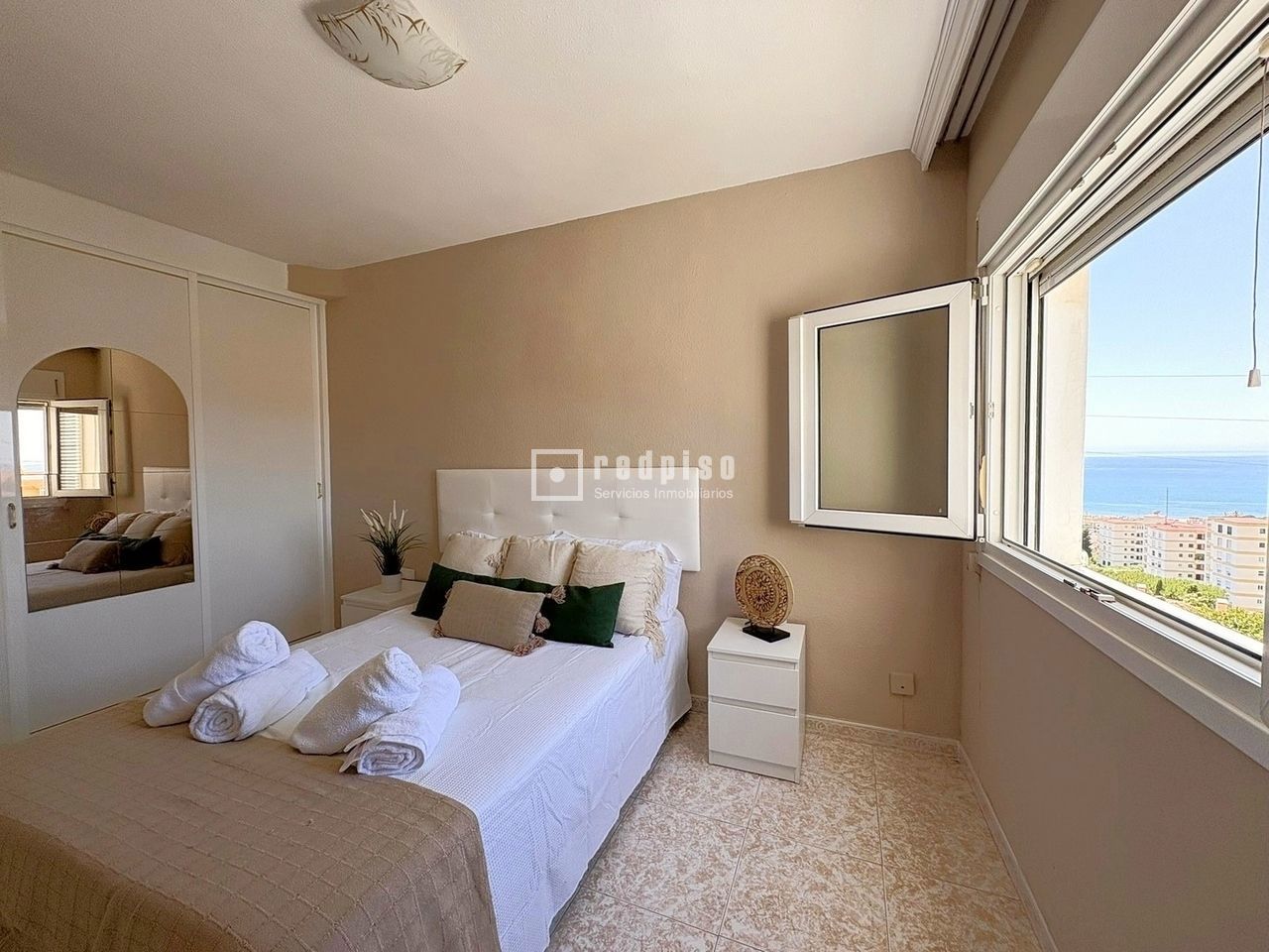 Piso en alquiler en  calle de los Hermanos Álvarez Quintero, La Cala del Moral, Málaga  25/44