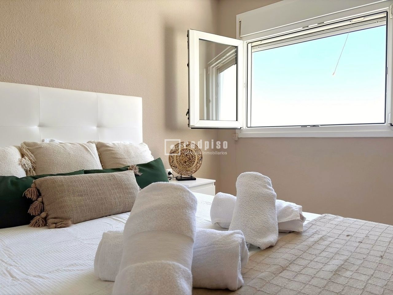 Piso en alquiler en  calle de los Hermanos Álvarez Quintero, La Cala del Moral, Málaga  24/44