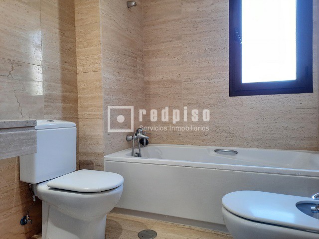 Piso en alquiler en  calle del Infante Diego, Madrid  30/41