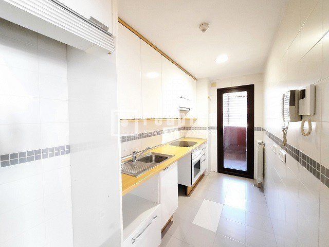 Piso en alquiler en  calle del Infante Diego, Madrid  9/41