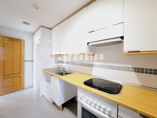 Piso en alquiler en  calle del Infante Diego, Madrid  6/41