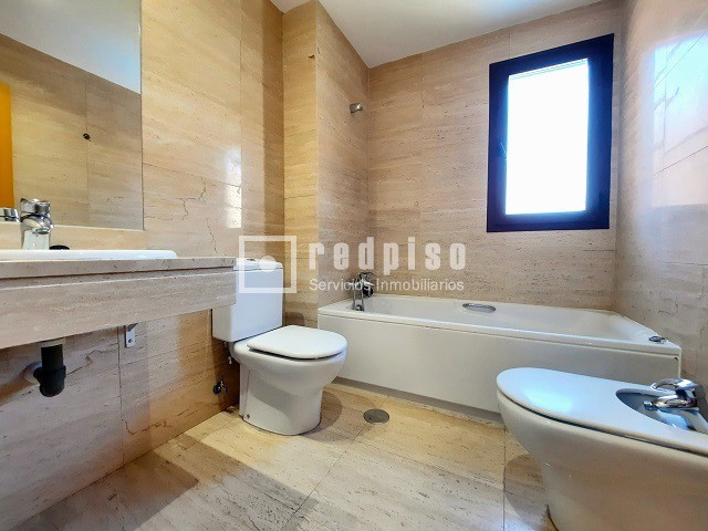 Piso en alquiler en  calle del Infante Diego, Madrid  28/41