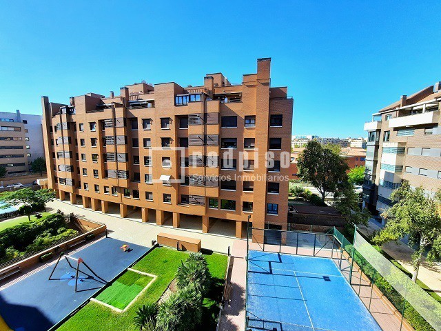 Piso en alquiler en  calle del Infante Diego, Madrid  40/41