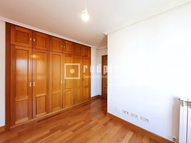 Piso en alquiler en  calle del Infante Diego, Madrid  26/41