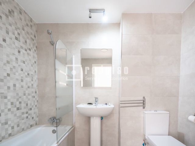 Casa en venta en calle De Laredo, Arroyomolinos, Madrid 30/44