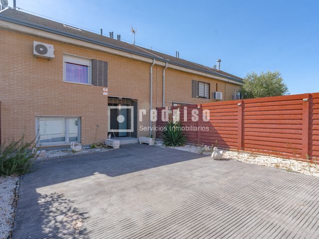 Casa en venta en calle De Laredo, Arroyomolinos, Madrid 43/44