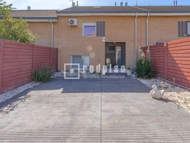 Casa en venta en calle De Laredo, Arroyomolinos, Madrid 42/44