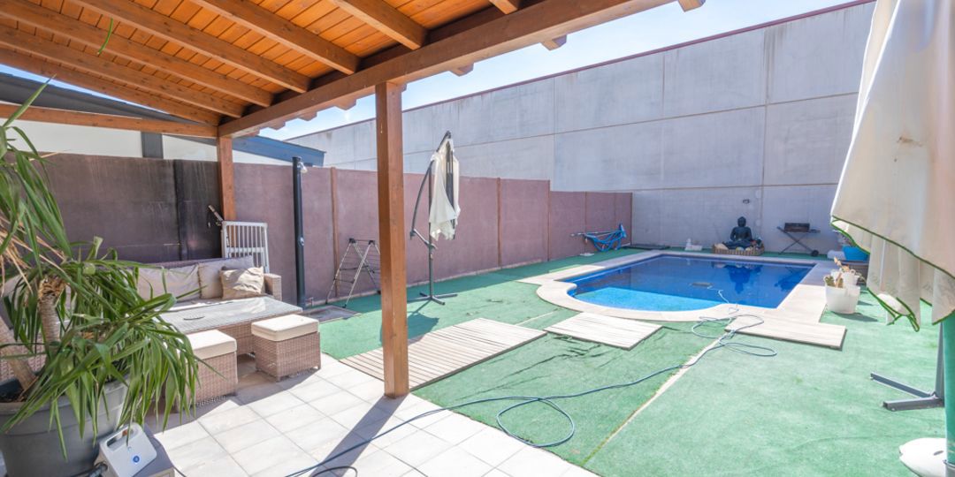 Casa en venta en  calle de Laredo, Arroyomolinos, Madrid  1/1