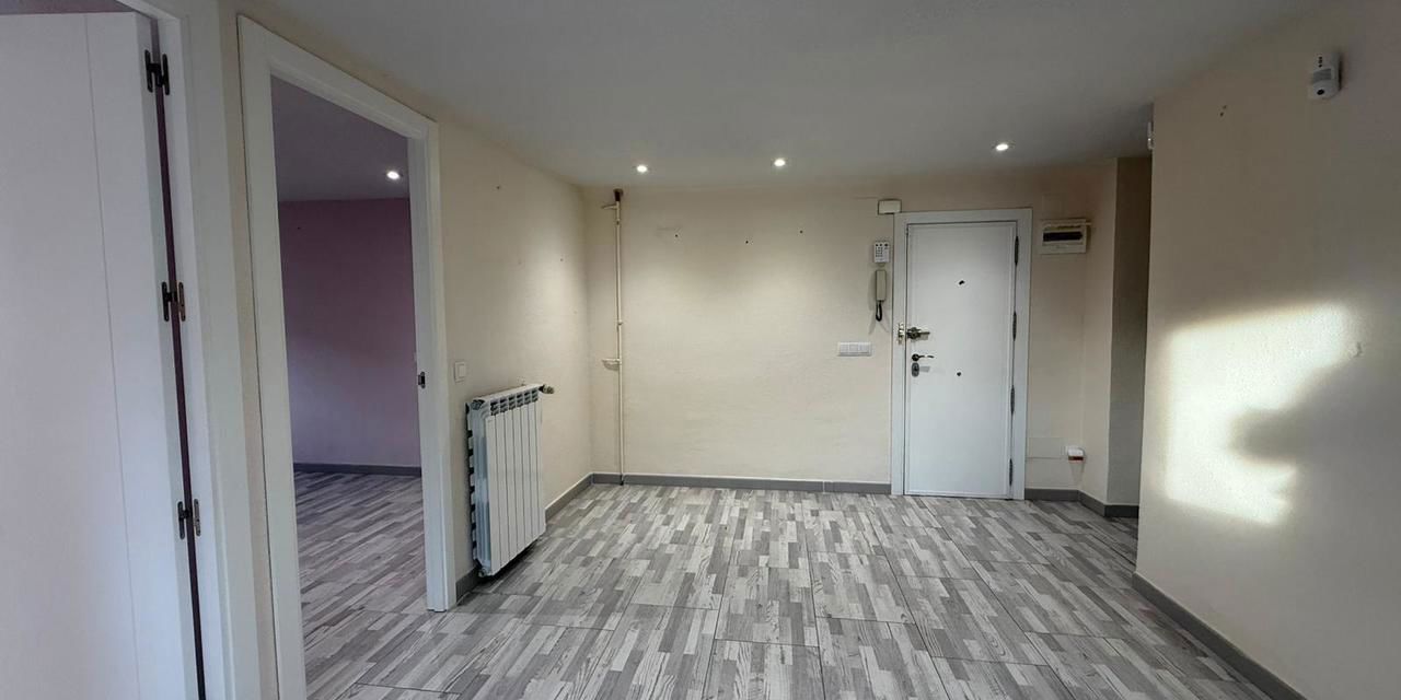 Piso en venta en  calle de Aguilar del Río, Madrid  1/1