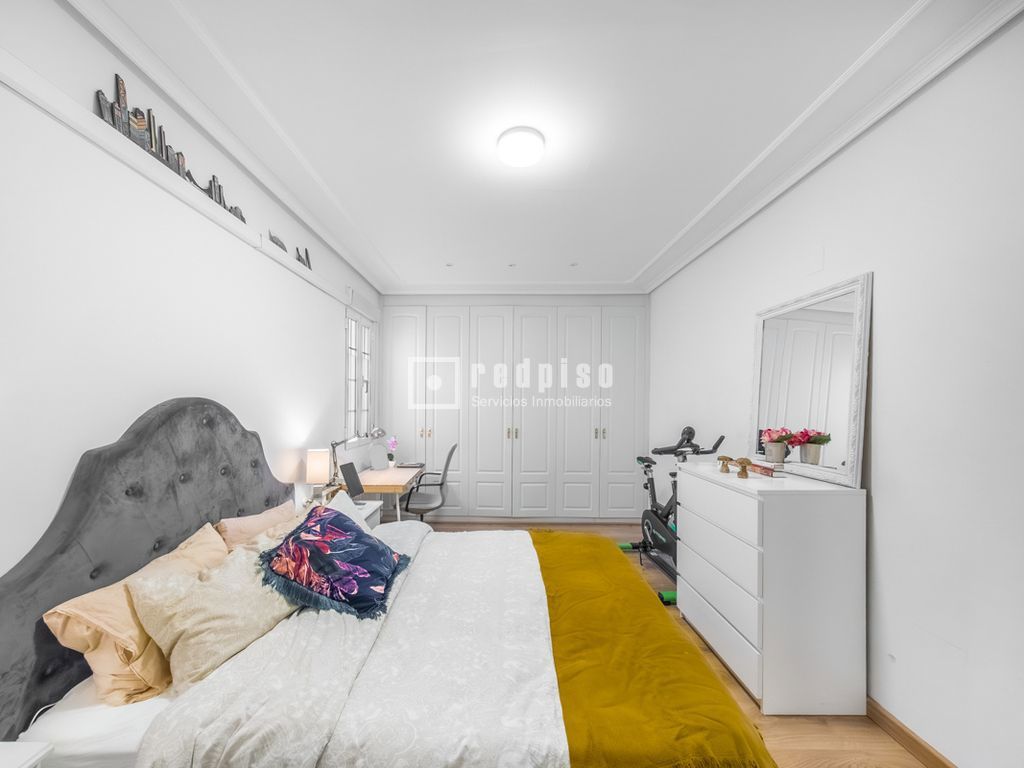 Piso en venta en calle De Benito De Castro, Madrid, Madrid 12/24