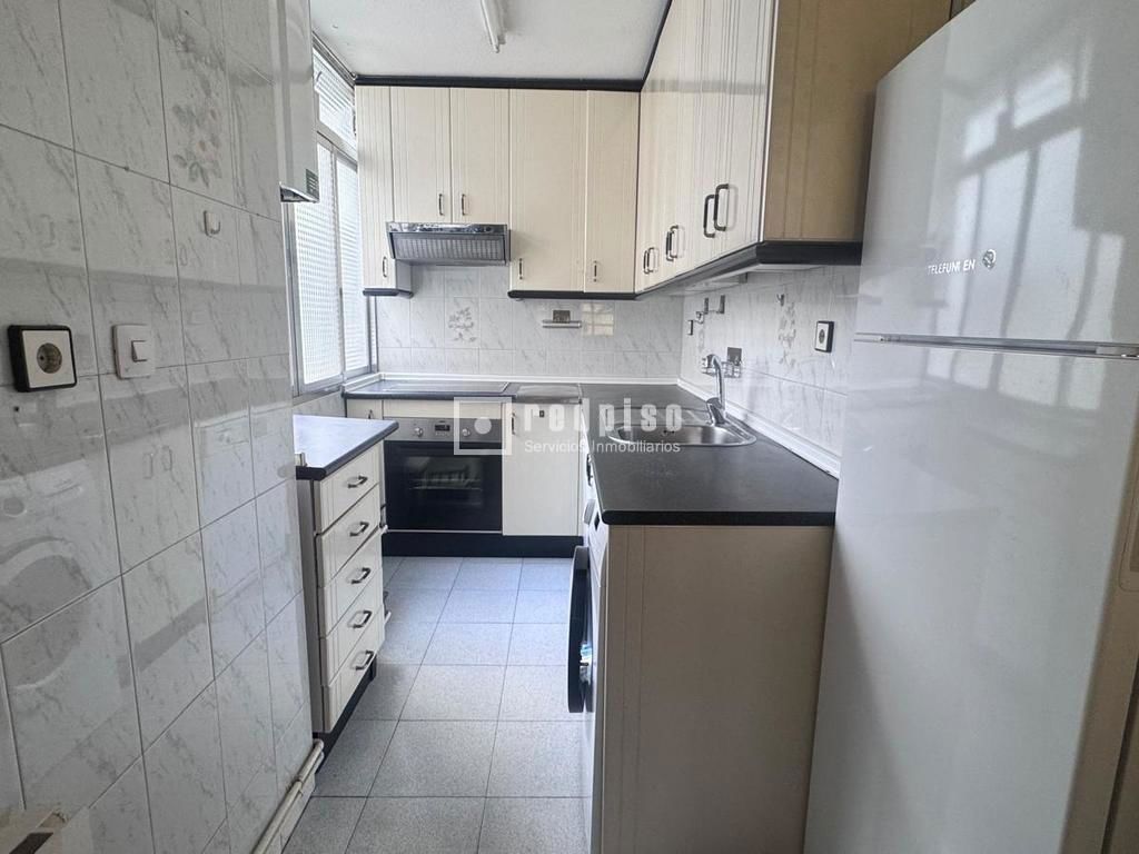 Piso en alquiler en calle De Aldeanueva De La Vera, Latina, Madrid 9/13