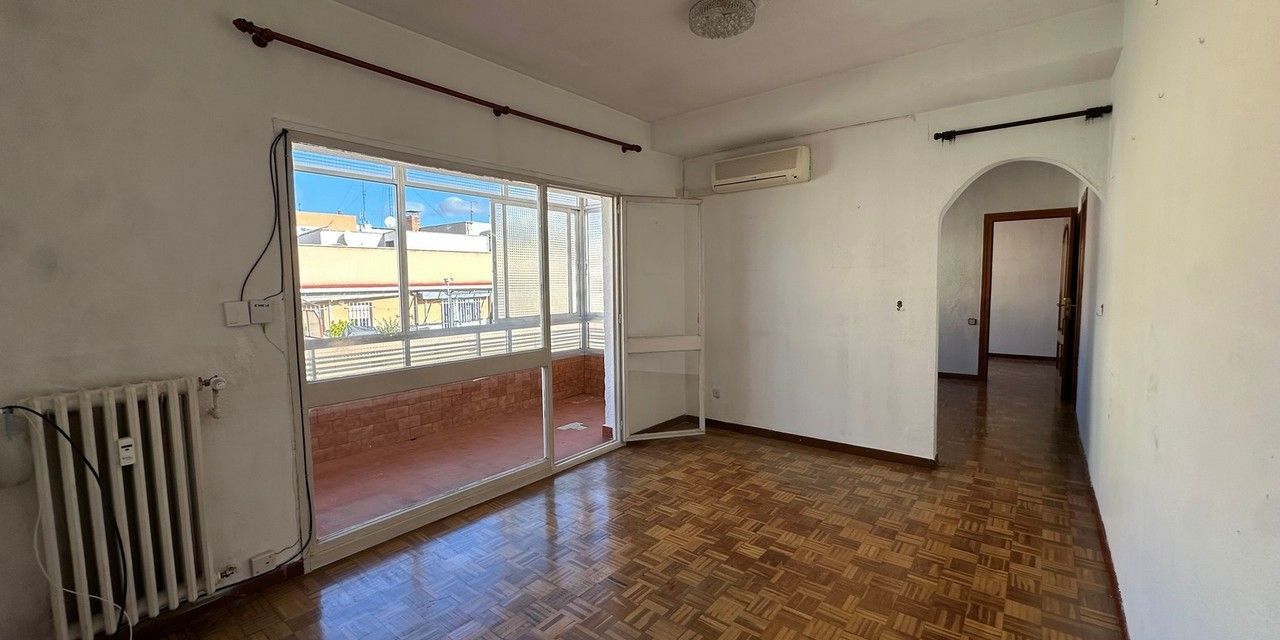 Piso en venta en  calle de Aguilón, Madrid  1/1