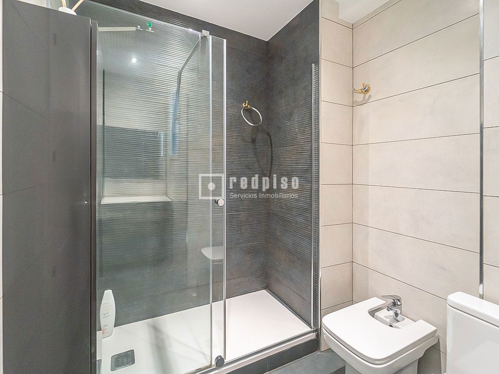 Piso en venta en calle De Medellín, Madrid, Madrid 27/31