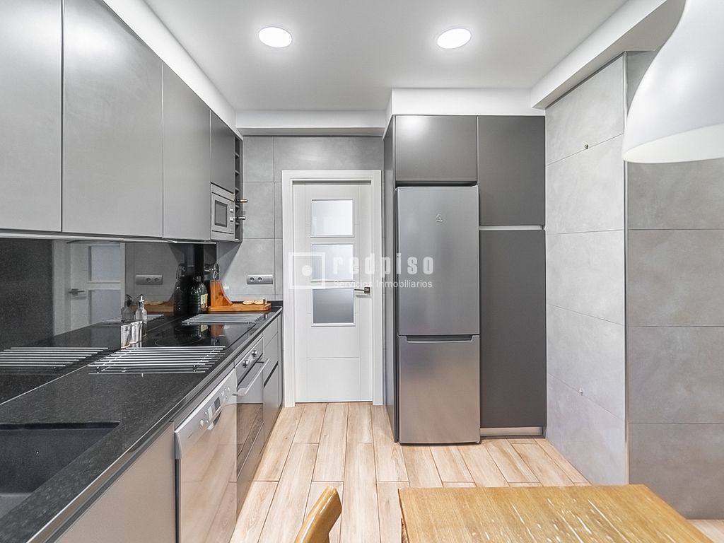 Piso en venta en calle De Medellín, Madrid, Madrid 2/31