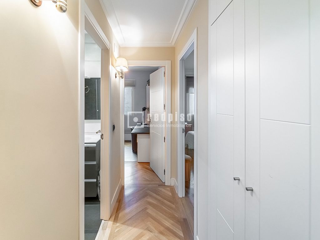 Piso en venta en calle De Medellín, Madrid, Madrid 13/31