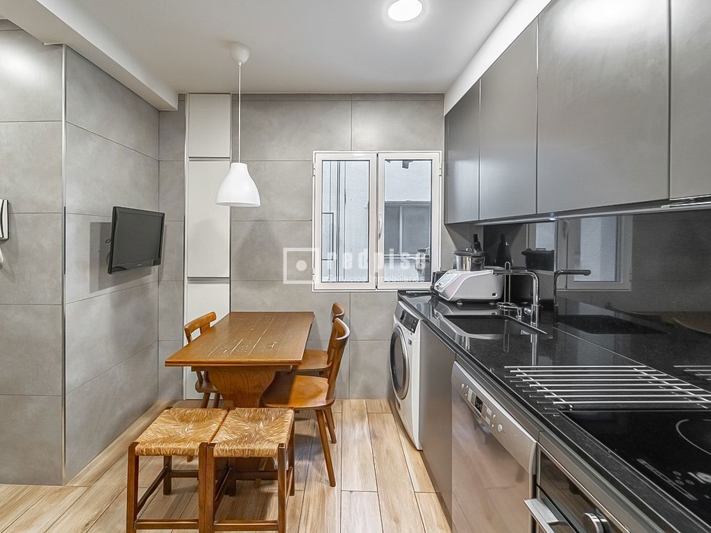 Piso en venta en calle De Medellín, Madrid, Madrid 3/31